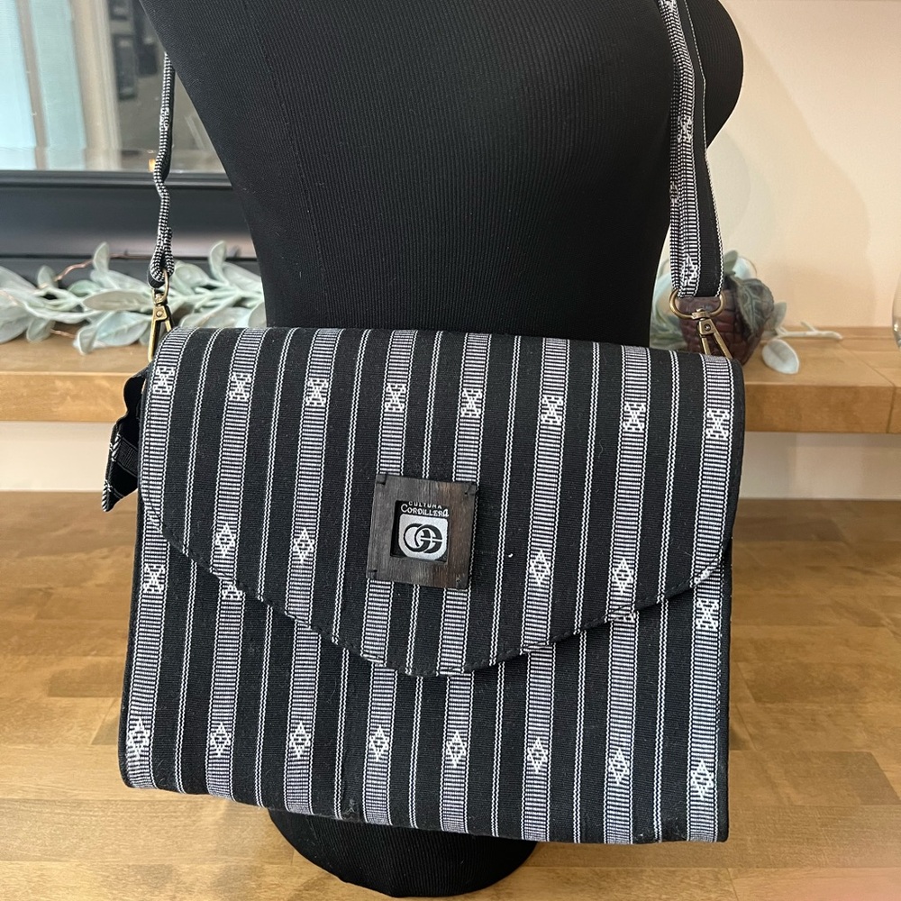 Cultura Cordillera was Chic Black and Gray Crossbody Bag